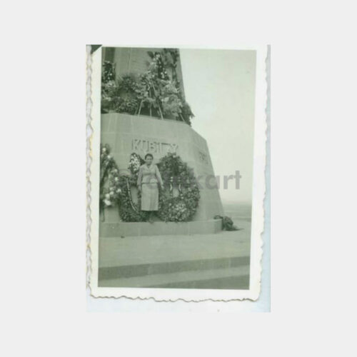 1938 Menemen Kubilay Anıtında Kadın Fotoğraf