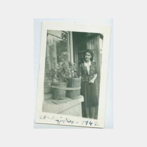 1942 Tarihi Ev Önü Kadın Görünüş Fotoğraf