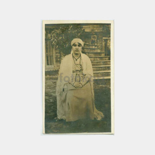 1930 Tarihi Ev Önünde Kadın Görünüş Fotoğraf