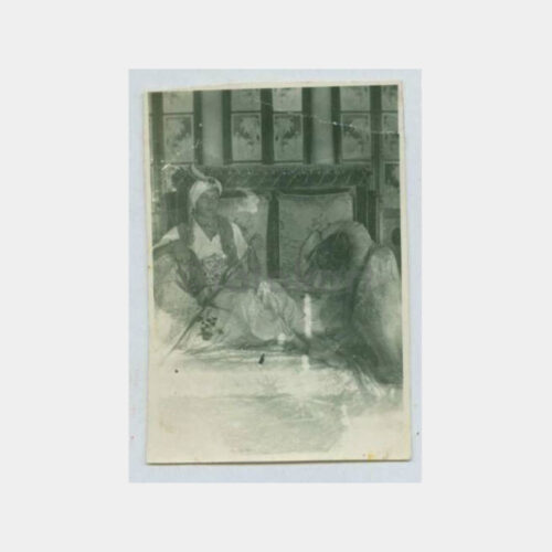 Tarihi Bina ve Kadın Görünüş Fotoğraf