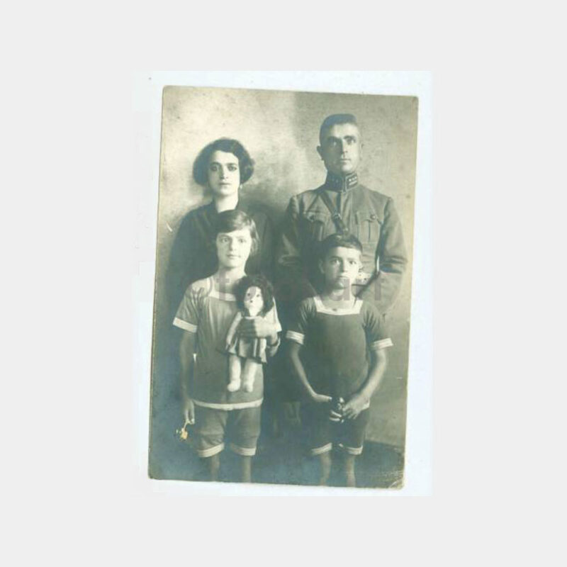 1930 Oyuncaklı Kız ve Ailesi Fotoğraf
