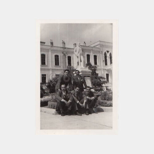 1954 Atatürk Heykeli Önünde Baylar Konulu Fotoğraf