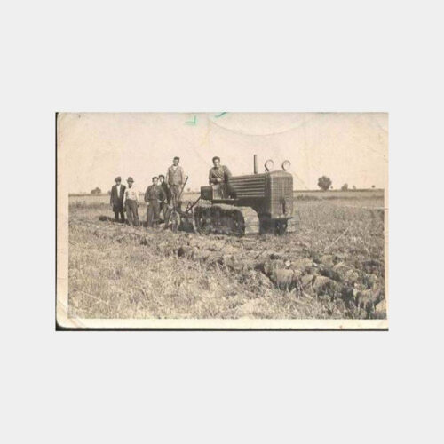Eski ve Belgesel Bir Traktör Fotoğrafı