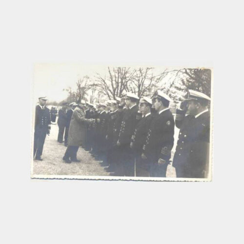 1962 İlhami Sancar Denizcilerle Birlikte Fotoğraf