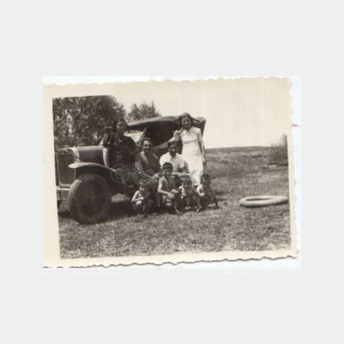 1945 Jeep Oto ve Aile Konulu Fotoğraf