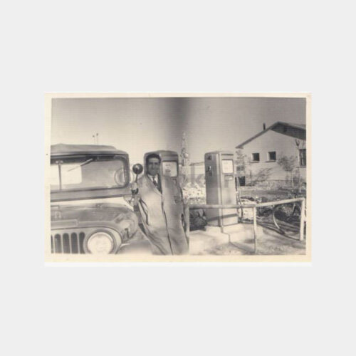 1960 Jeep Oto Akaryakıt İstasyonu Konulu Fotoğraf