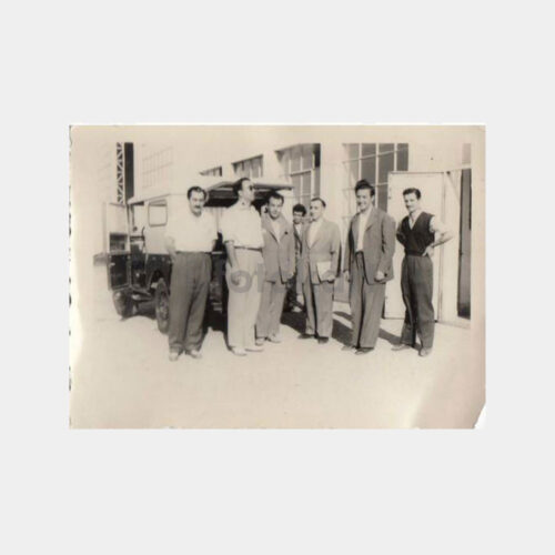 1950 Jeep Oto Önünde Baylar Konulu Fotoğraf