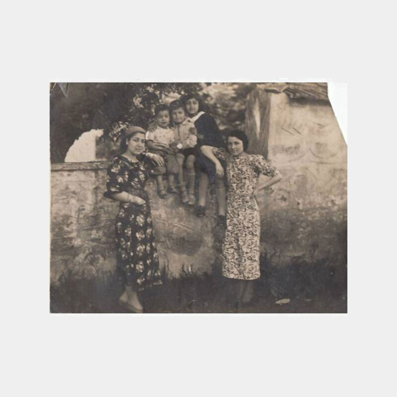 1930 Tarihi Ev Bahçesinde Kadınlar Fotoğraf