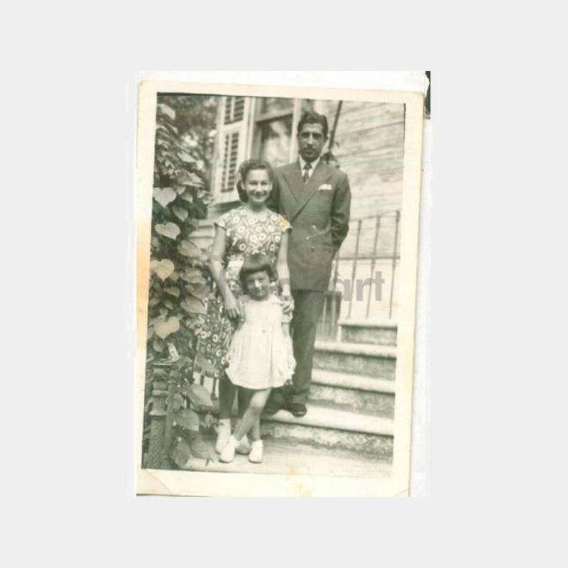 1950 Tarihi Ev Önünde Aile Fotoğraf