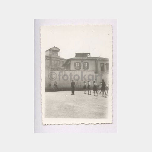 Okul Önünde Tarihi Ev Görünüş Fotoğraf