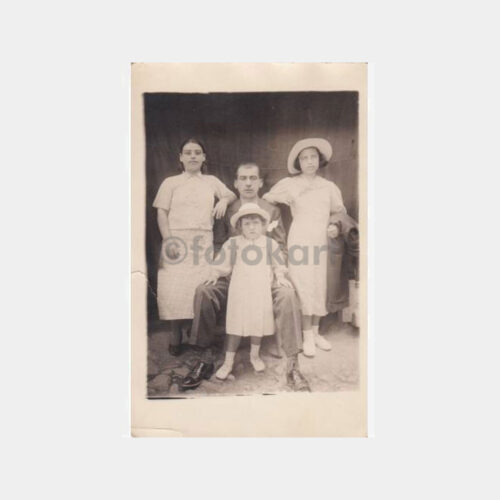 1930 Şapkalı Kızlar Ailesi Dış Mekan Fotoğraf