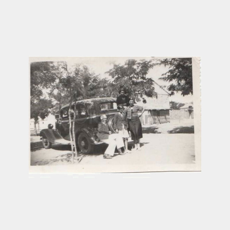 1936 Damalı Taksi Oto Önünde Aile Fotoğraf