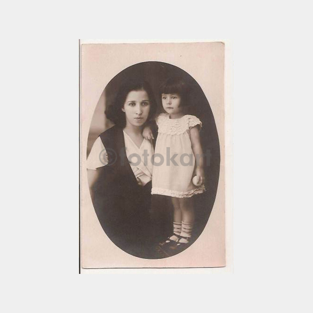 Anne ve Kızı Stüdyo Fotoğrafı