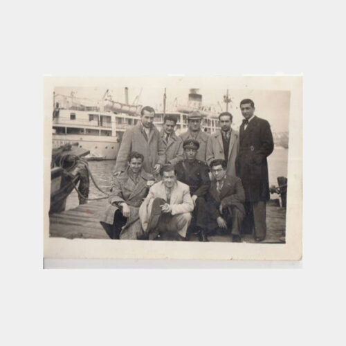 1950 Etrüsk Gemisi Önünde Yolcular Konulu Fotoğraf