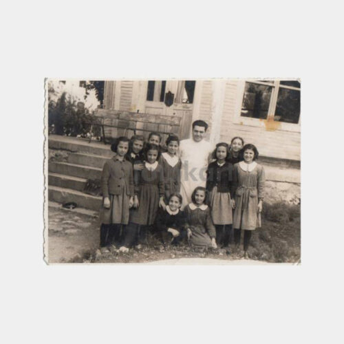 1940 Okul Grubu Kız Öğrenci Hocası ile Fotoğraf