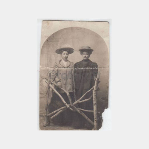 1869 Yabancı Şapkalı Kadınlar Konulu Fotoğraf