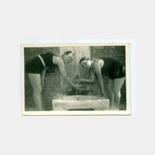 1933 Sarıyer Büyükliman Çeşme Kadınlar Fotoğraf