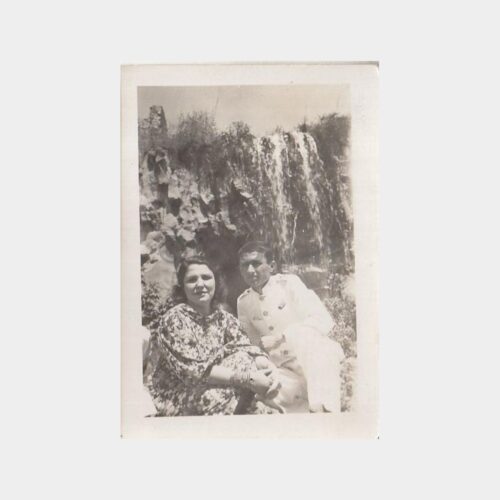 1939 Şelale Önünde Aile Konulu Fotoğraf