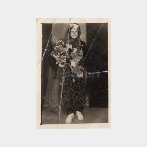 1958 Kadın Folklor Konulu Stüdyo Fotoğraf