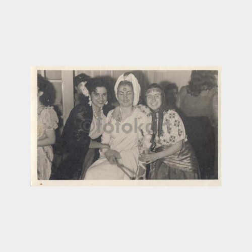 1950 Kadın Folklor Giyim Konulu Fotoğraf