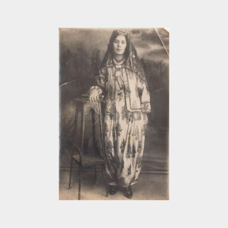 1930 Folklor Giysili Kadın Konulu Fotoğraf