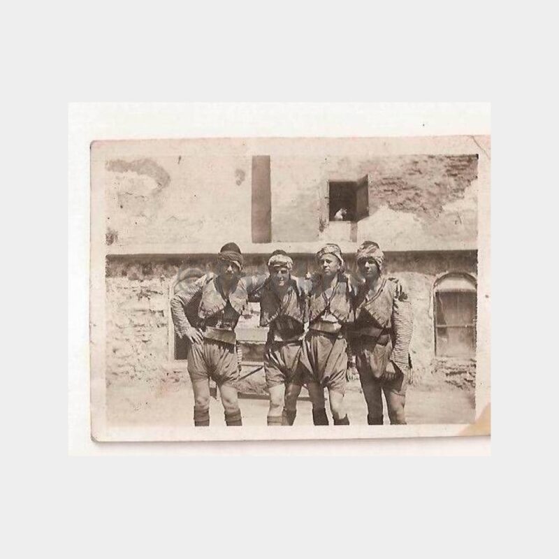 Yerel Giyimli Gençler Fotoğraf
