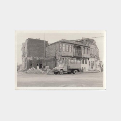 1970 Tarihi Evler ve Kamyon Konulu Fotoğraf