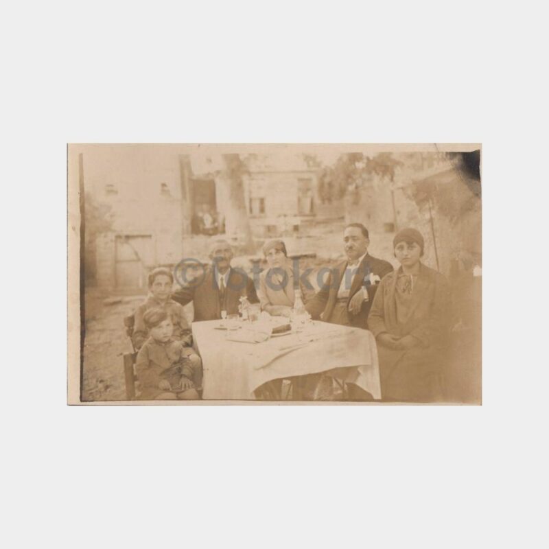 1928 Köşk Bahçesinde Aile Çay Takdimi Fotoğraf