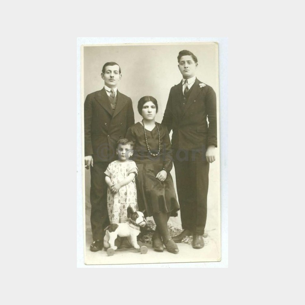 1930 Oyuncaklı Çocuk ve Ailesi Stüdyo Fotoğraf