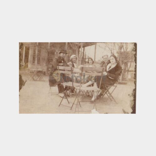 1932 Çay Bahçesinde Aile Konulu Fotoğrafı