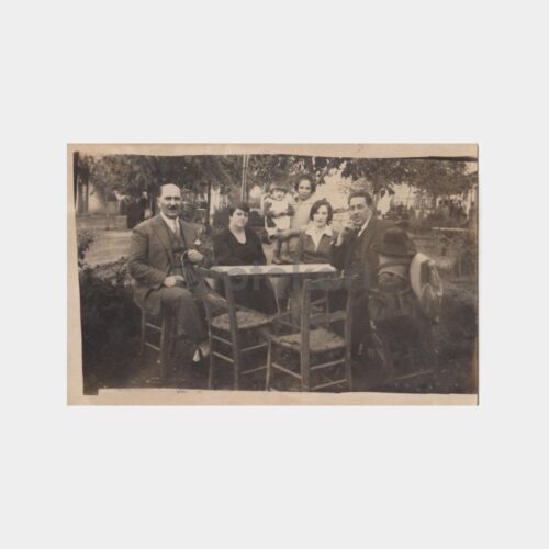 1930 Çay Bahçesinde Aile Konulu Fotoğraf