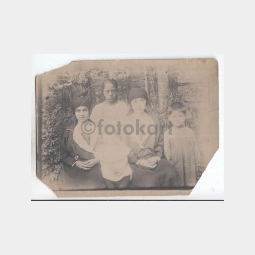 1930 Aile Grubu Dış Mekan Konulu Fotoğraf