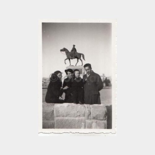 Ankara Ata Heykeli Önü Aile Konulu Fotoğraf