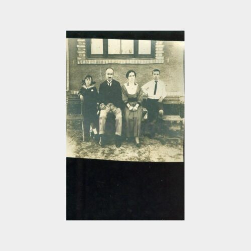 1928 Türk Ailesi Evin Önünde Fotoğraf