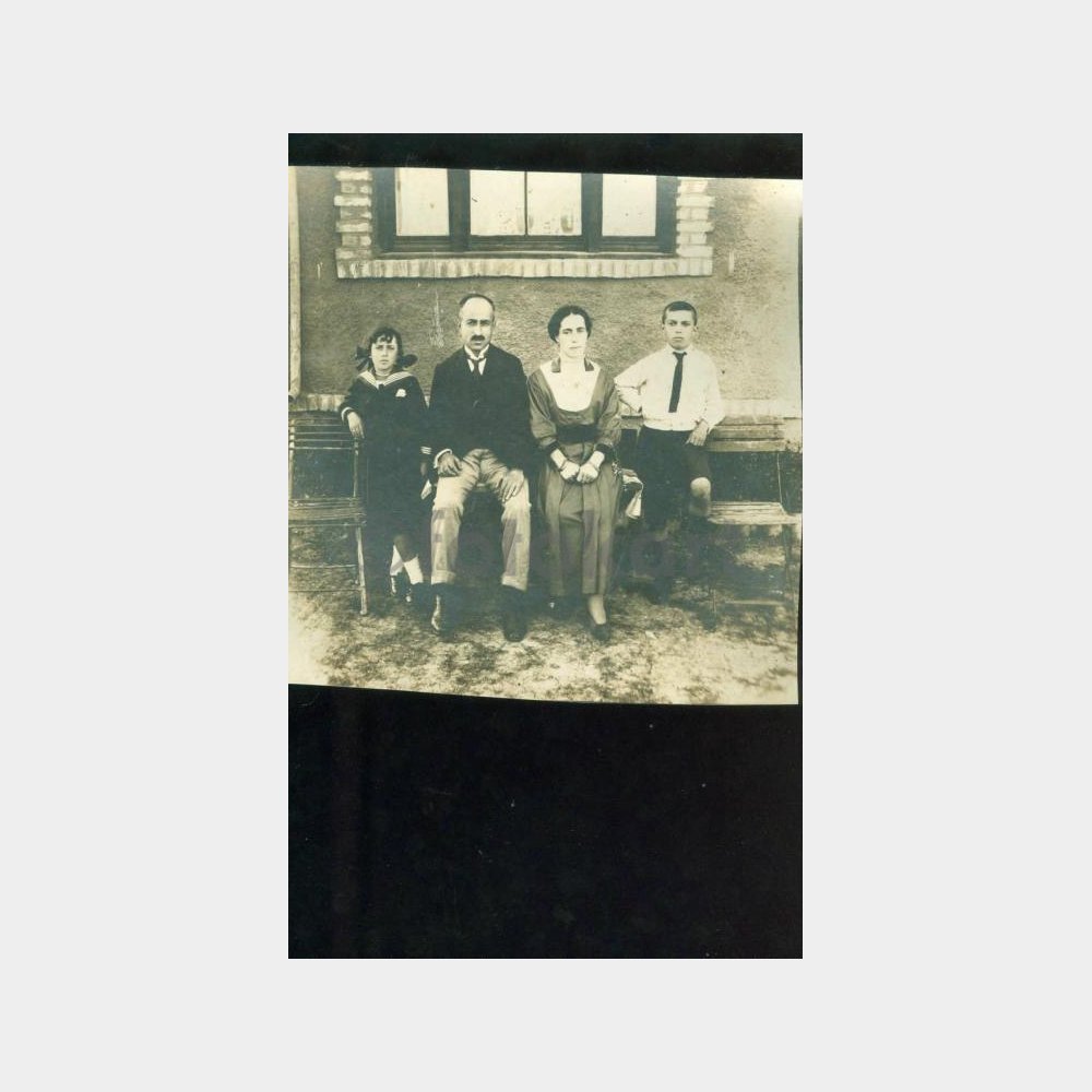 1928 Türk Ailesi Evin Önünde Fotoğraf