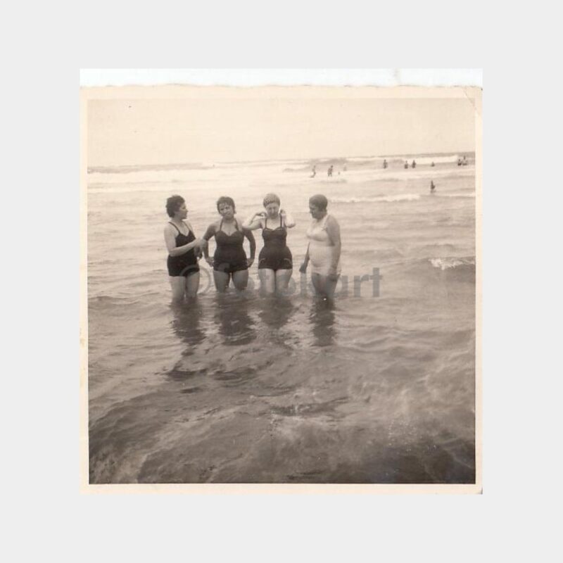 1940 Mayolu Kadınlar Plaj Konulu Fotoğraf