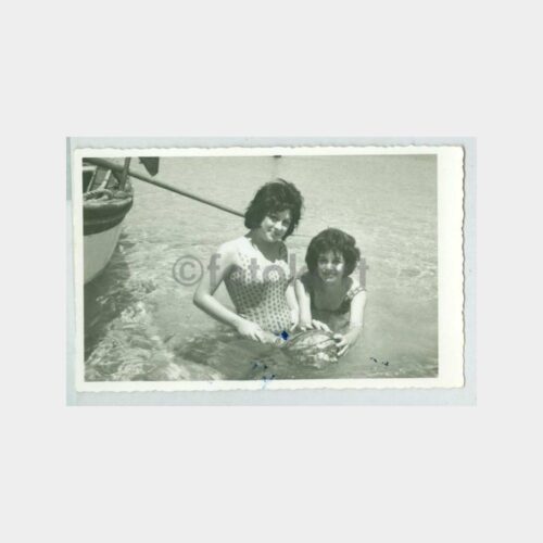 1963 Plajda Kadınlar Konulu Fotoğraf