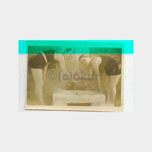 1930 Büyükdere Plaj Çeşmesi Kadın Fotoğraf