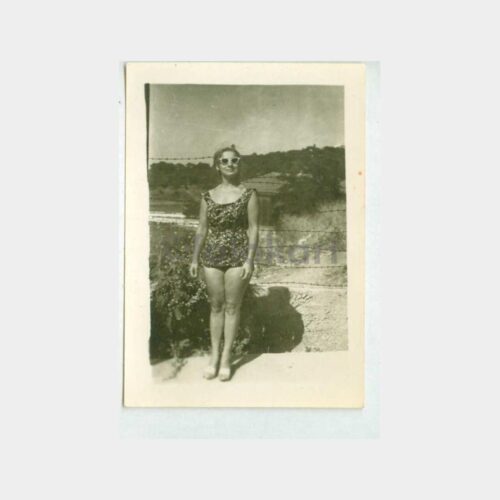 1950 Plaj ve Kadın Mayo Konulu Fotoğraf