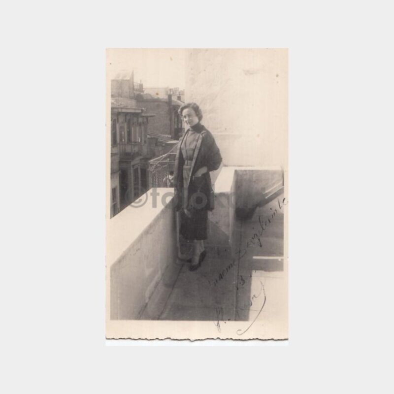 1951 Tarihi Evin Balkonunda Kadın Fotoğrafı