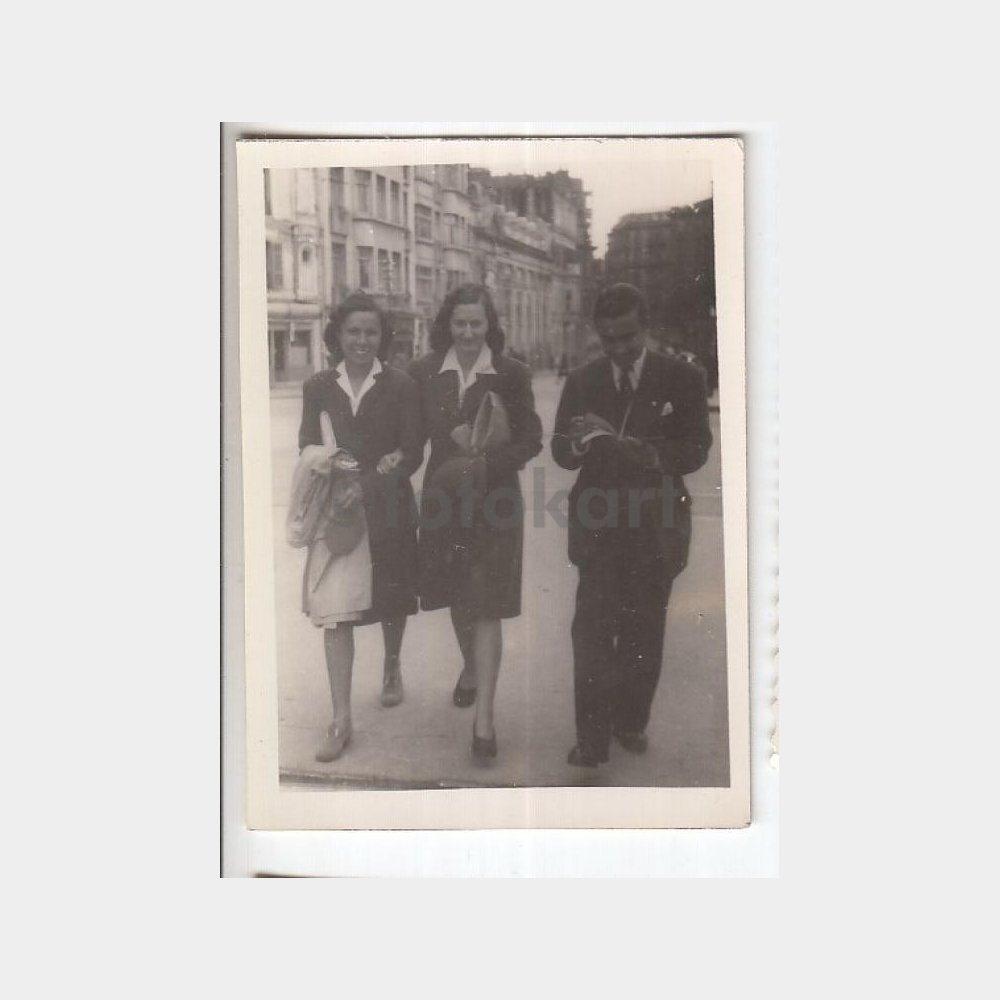 1946 Eminönü Tramvay Yolu Yürüyen Kadınlar Fotoğraf