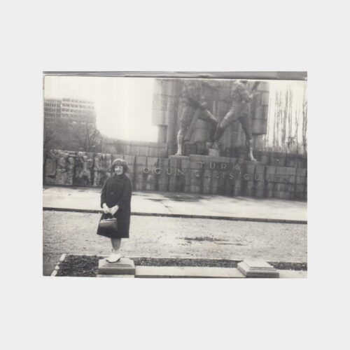 1968 Ankara Güven Anıtı Önünde Fotoğraf