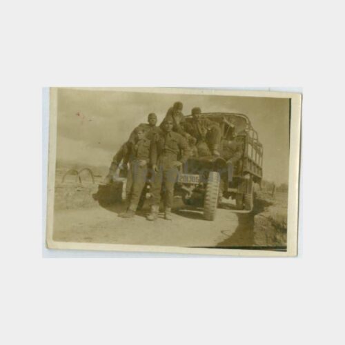 1950 Askeri Cemse Önünde Askerler Fotoğraf