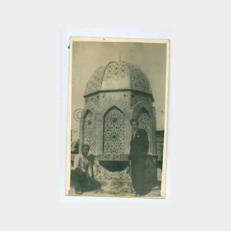 1930 Çinili Çeşme Önünde Baylar Fotoğraf