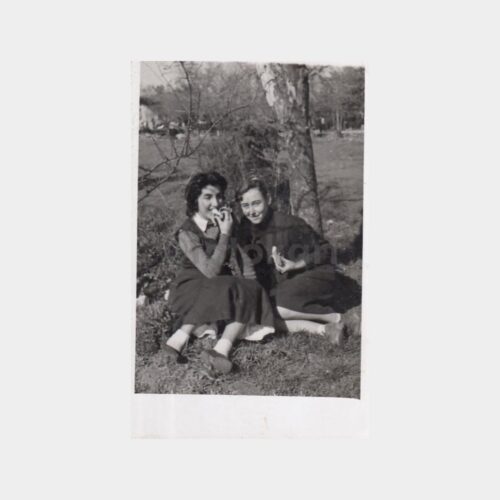 1956 Erenköy Kız Lisesi Bahçesi Kız Öğrenci Görünüş Fotoğraf