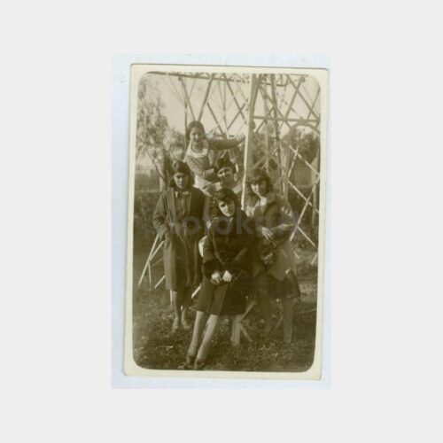 1930 Genç Kızlar Parkta Grup Görünüş Fotoğraf