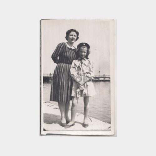 1960 İzci Kız Sahilde Konulu Fotoğraf