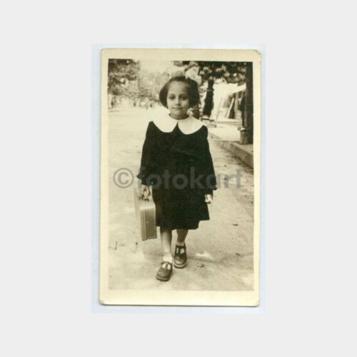 1955 Kız Öğrenci Okula Giderken Görünüş Fotoğraf