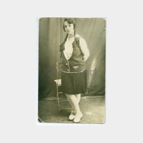 1929 Örgülü Saçlı Genç Kız Öğrenci Fotoğraf