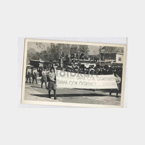 1960 Öğrenciler Pankartla Tören Geçişi Fotoğraf